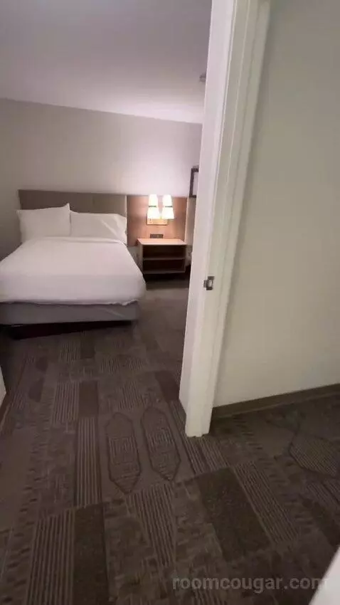 2 Double, 1 Queen, 2 Bedroom Suite (#302) bed picture #8