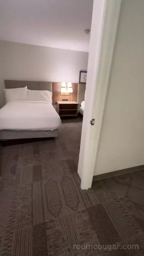 2 Double, 1 Queen, 2 Bedroom Suite (#302) bed picture #9