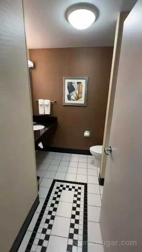 King Room (#203) bathroom picture #2