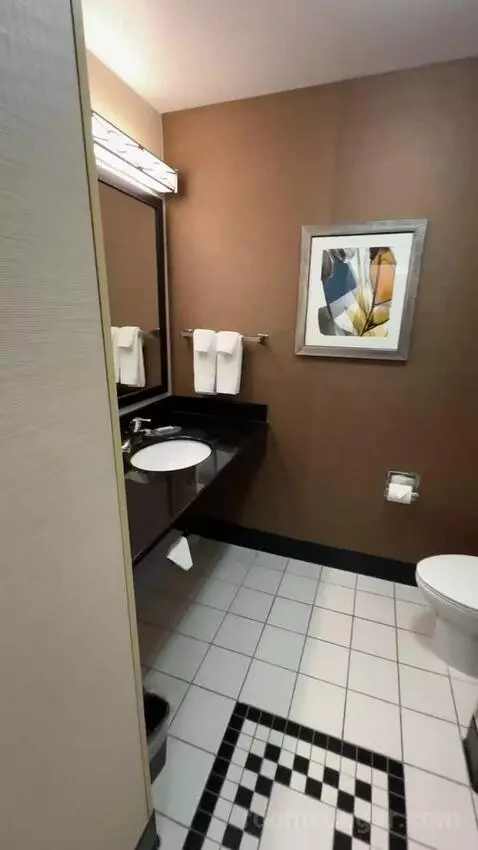 King Room (#203) bathroom picture #3