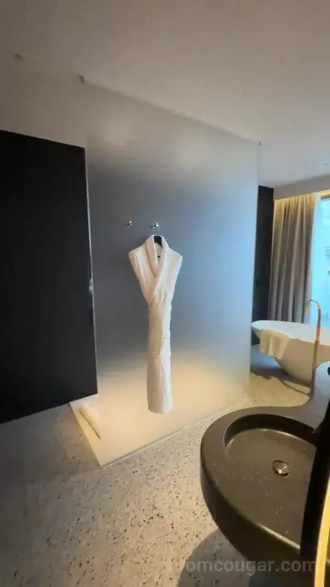 Wow, Suite, 1 King, City View (#905) bathroom picture #5
