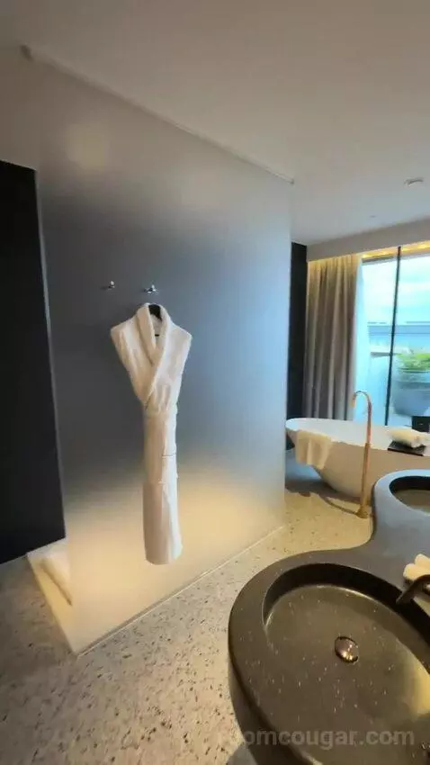 Wow, Suite, 1 King, City View (#905) bathroom picture #7