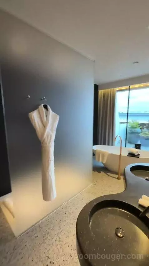 Wow, Suite, 1 King, City View (#905) bathroom picture #8