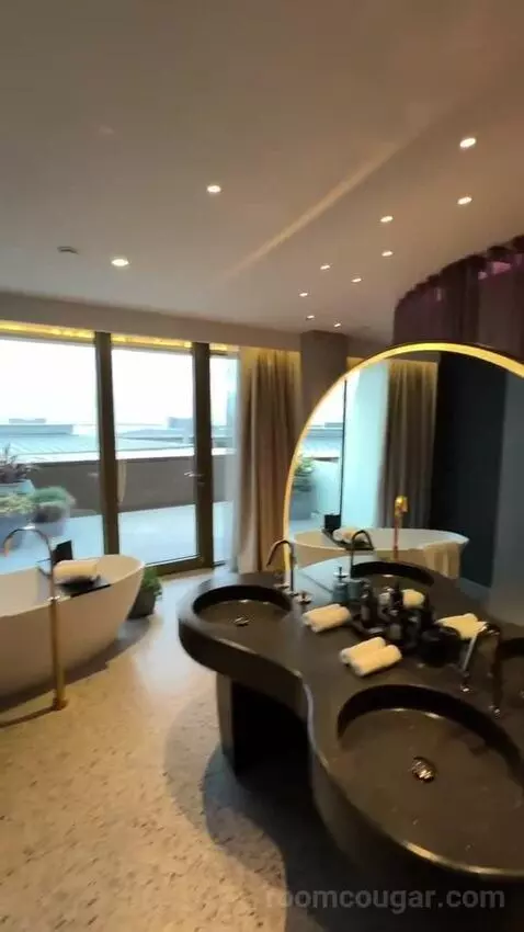 Wow, Suite, 1 King, City View (#905) bathroom picture #11