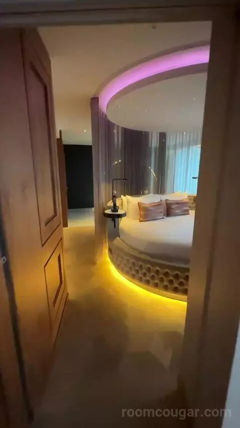 Wow, Suite, 1 King, City View (#905) bed picture #1