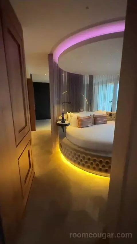Wow, Suite, 1 King, City View (#905) bed picture #2