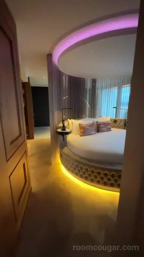Wow, Suite, 1 King, City View (#905) bed picture #3