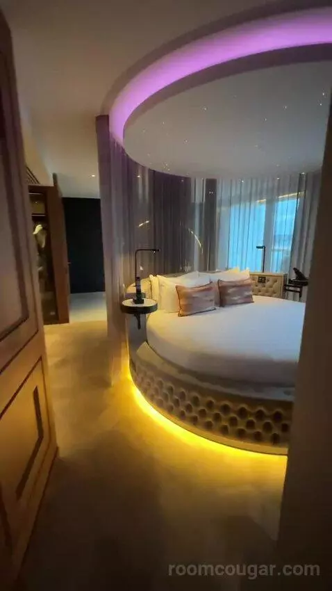 Wow, Suite, 1 King, City View (#905) bed picture #4
