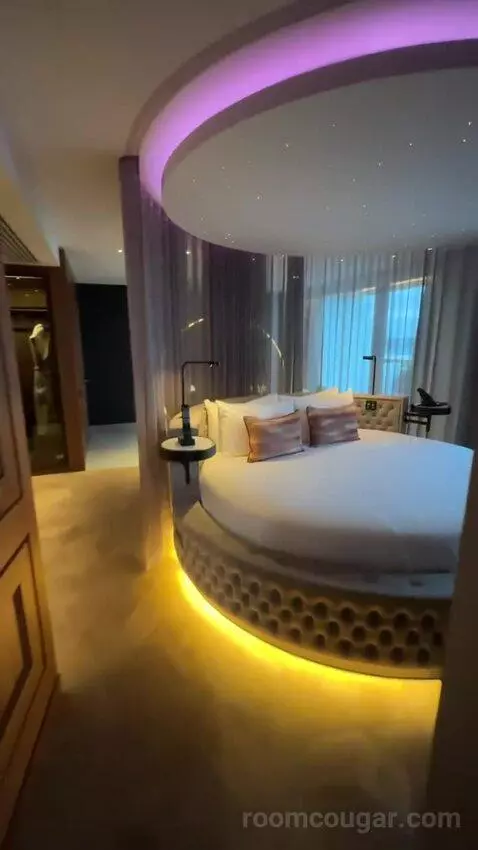 Wow, Suite, 1 King, City View (#905) bed picture #5