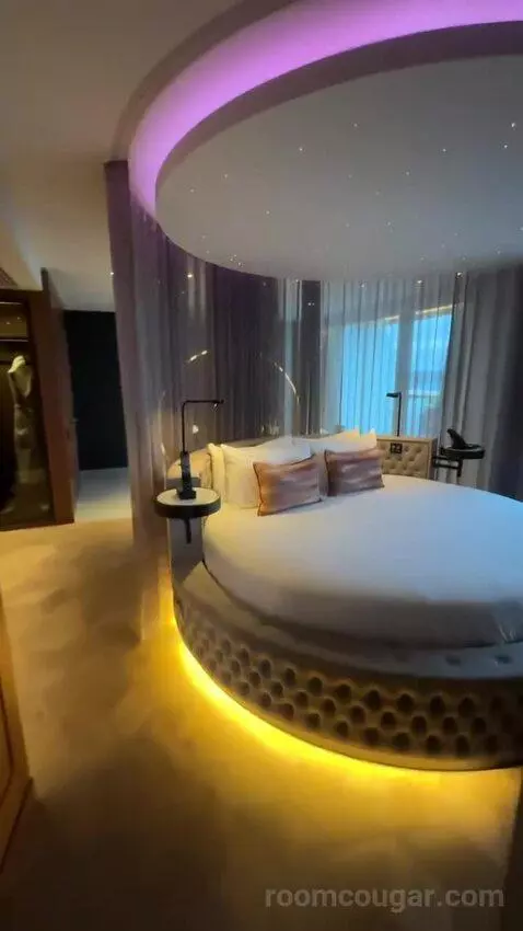 Wow, Suite, 1 King, City View (#905) bed picture #6