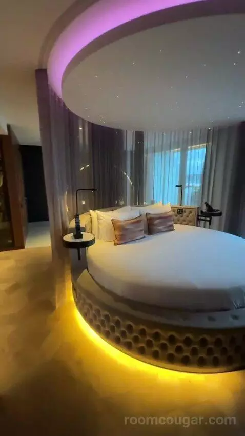 Wow, Suite, 1 King, City View (#905) bed picture #7