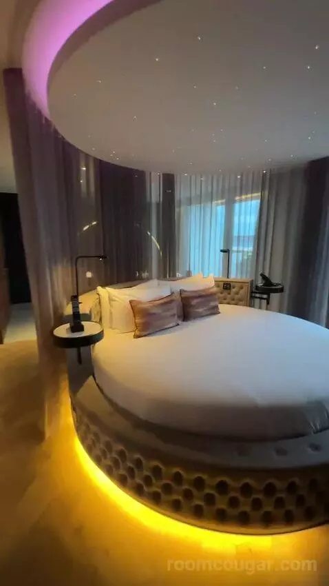 Wow, Suite, 1 King, City View (#905) bed picture #9