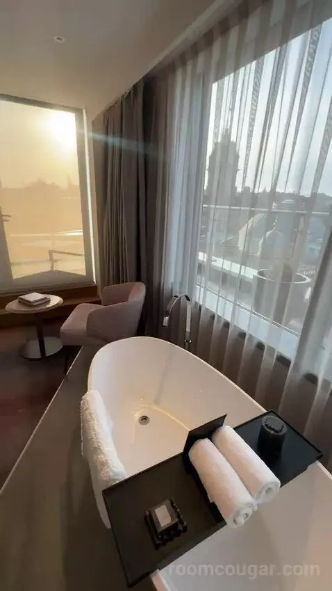 Cool Corner with Terrace, Suite, 1 King (#871) bathroom picture #5