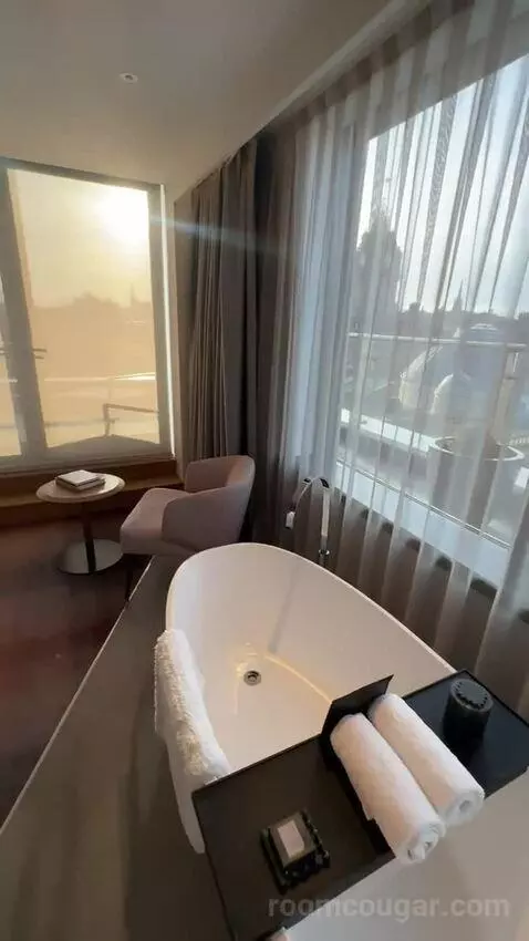 Cool Corner with Terrace, Suite, 1 King (#871) bathroom picture #6