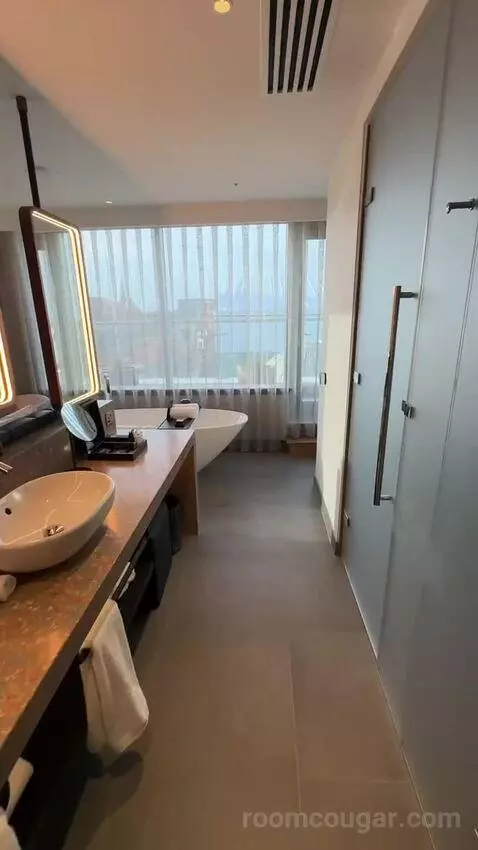 Cool Corner with Terrace, Suite, 1 King (#871) bathroom picture #1