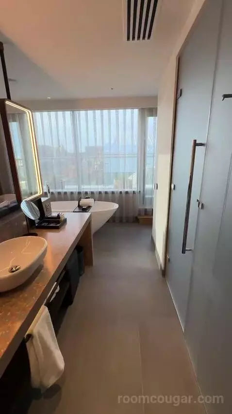 Cool Corner with Terrace, Suite, 1 King (#871) bathroom picture #2