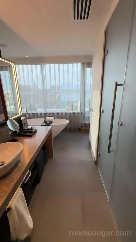 Cool Corner with Terrace, Suite, 1 King (#871) bathroom picture #3