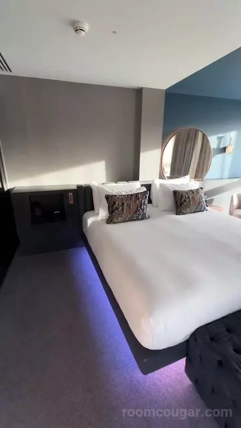Wonderful King Room (#566) bed picture #7
