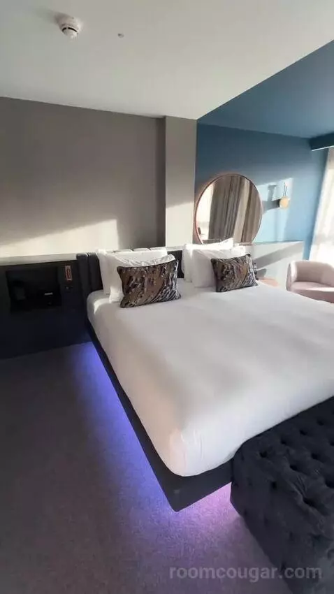 Wonderful King Room (#566) bed picture #9