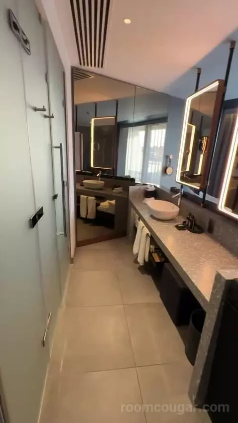 Fabulous King Room (#907) bathroom picture #2