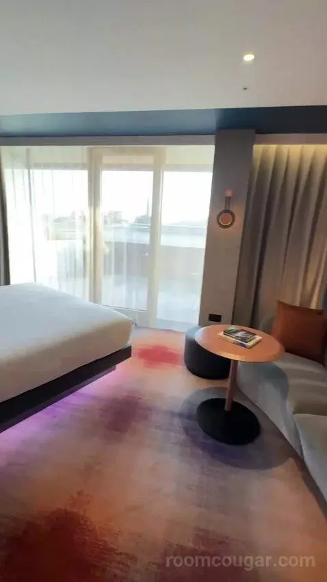 Fabulous King Room (#907) bed picture #4