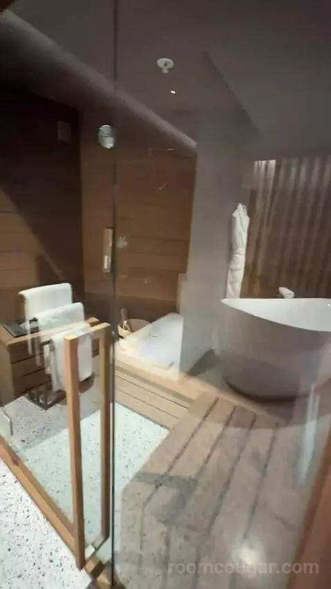 Extreme Wow, Suite, King, Round Bed, City View (#901) bathroom picture #4