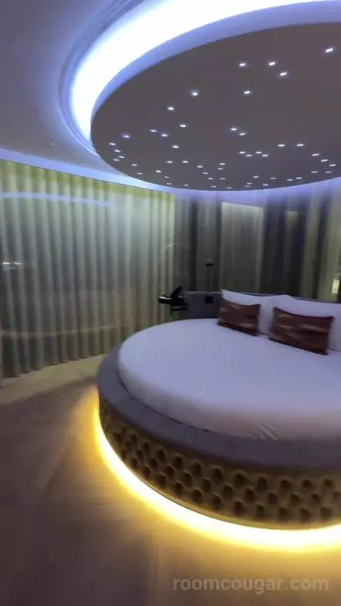 Extreme Wow, Suite, King, Round Bed, City View (#901) bed picture #1