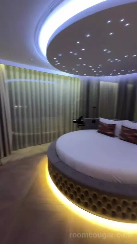 Extreme Wow, Suite, King, Round Bed, City View (#901) bed picture #2