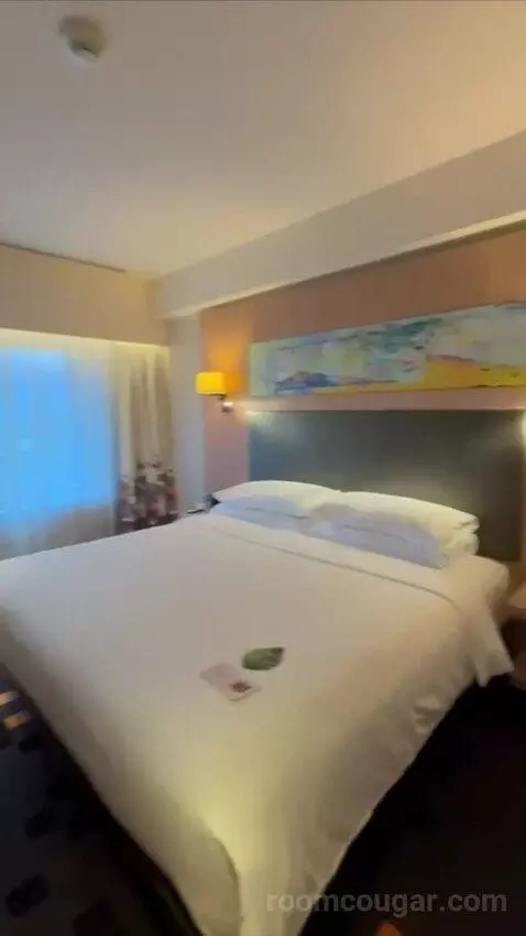 Savvy King Room (#720) bed picture #4