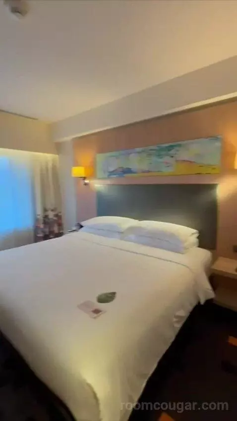 Savvy King Room (#720) bed picture #5