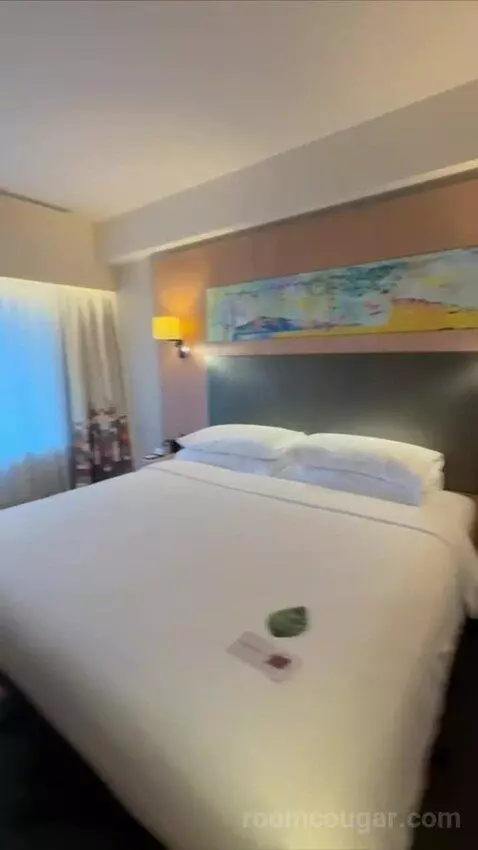 Savvy King Room (#720) bed picture #12