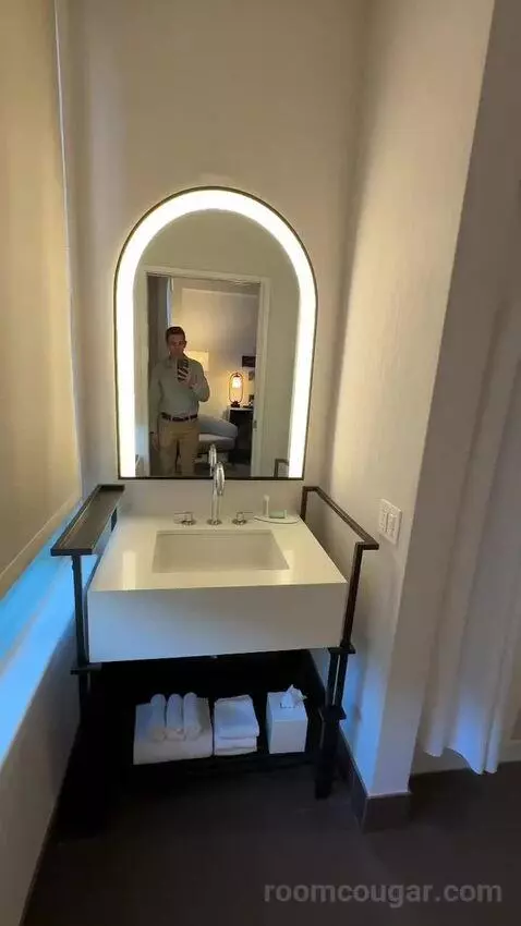 King Room (#819) bathroom picture #3