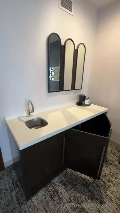 Executive King Room with Sofa Bed and City View (#820) bathroom picture #3