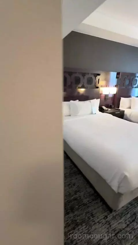 Queen Room with City View (#814) bed picture #1