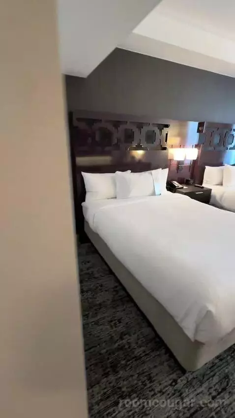 Queen Room with City View (#814) bed picture #2