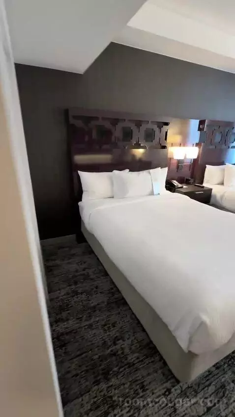 Queen Room with City View (#814) bed picture #3