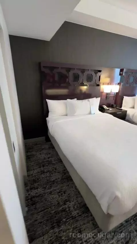 Queen Room with City View (#814) bed picture #4
