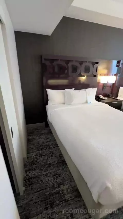Queen Room with City View (#814) bed picture #5