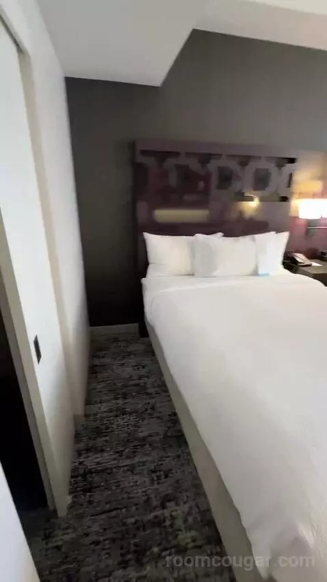 Queen Room with City View (#814) bed picture #6