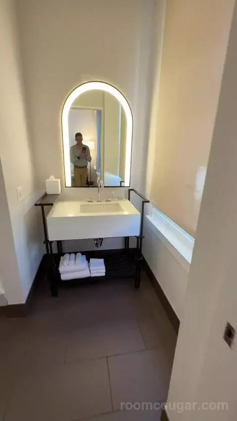 Queen Room with City View (#814) bathroom picture #3