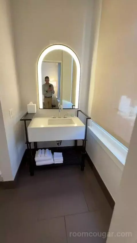Queen Room with City View (#814) bathroom picture #4