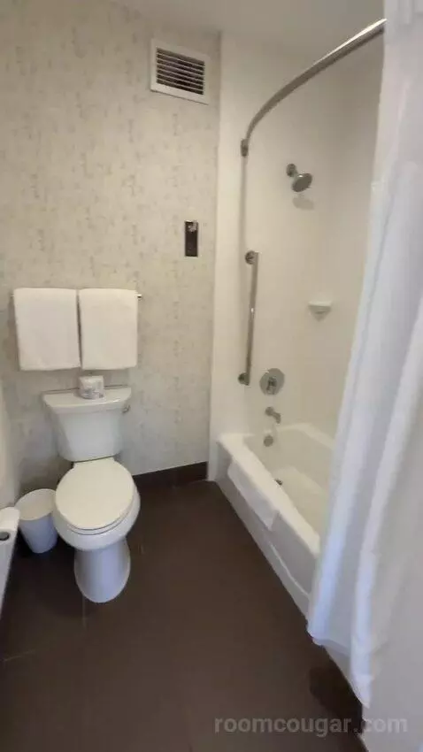 Queen Room with City View (#814) bathroom picture #5