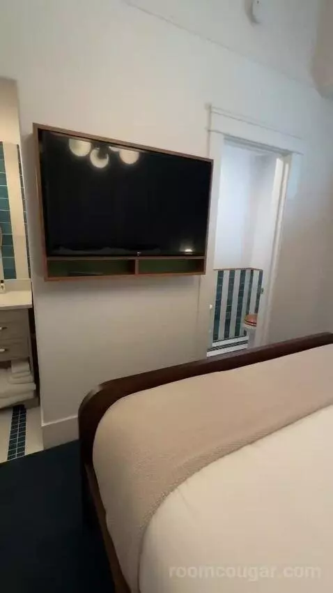 King Room (#904) bed picture #6