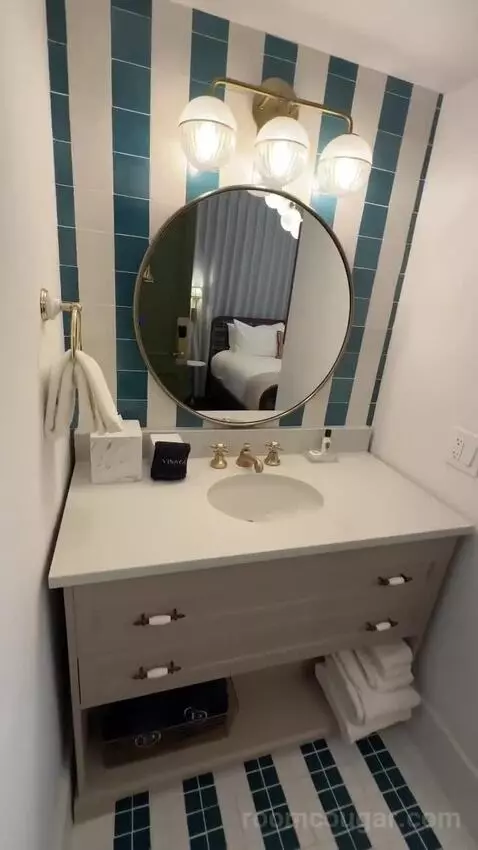 King Room (#904) bathroom picture #1