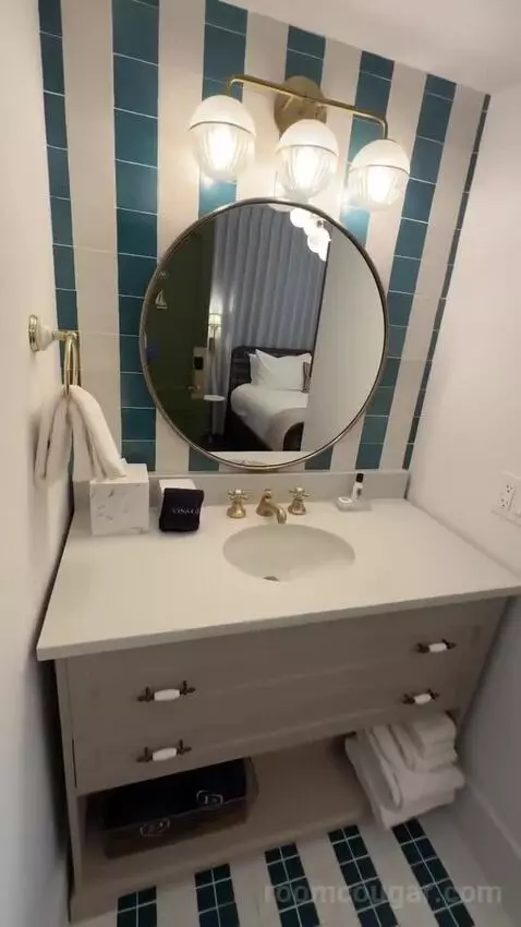 King Room (#904) bathroom picture #2