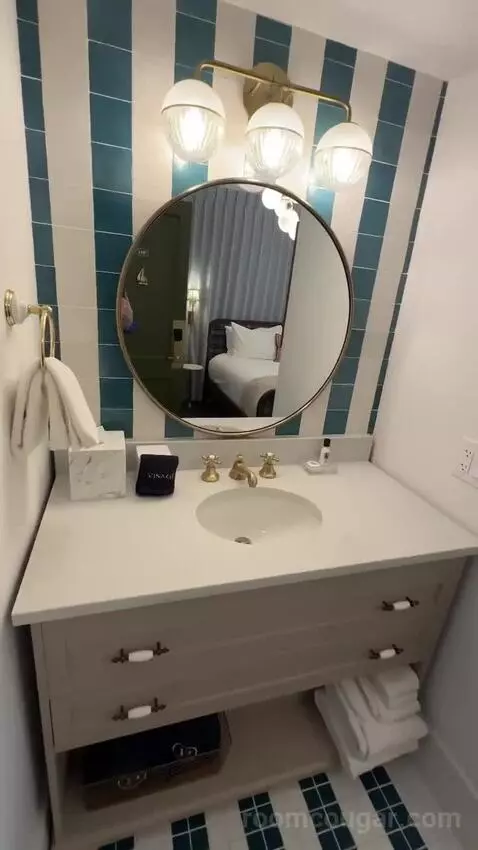 King Room (#904) bathroom picture #3