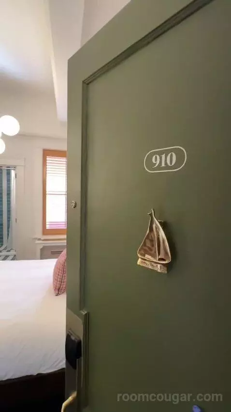 Queen Room (#910) bed picture #1