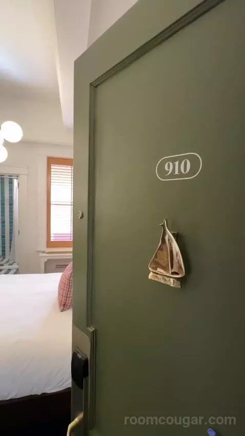 Queen Room (#910) bed picture #2