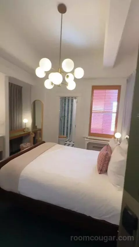 Queen Room (#910) bed picture #3