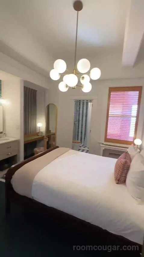 Queen Room (#910) bed picture #4